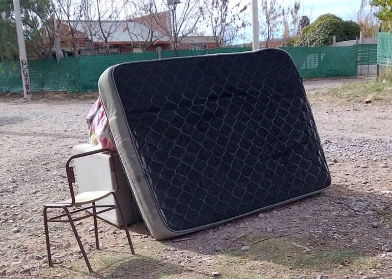 El drama de una familia que ya no puede pagar un alquiler y se quedó en la calle