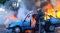 El vehículo Renault ardió en llamas minutos después de las 8.00 am.  El vehículo Renault ardió en llamas minutos después de las 8.00 am.