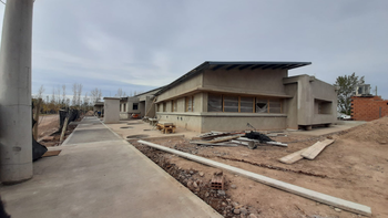 En 2024, el nuevo Hospital de Fernández Oro tenía un 75% de avance de obra.