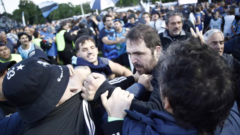 El clásico de rugby en San Isidro tuvo un episodio lamentable. | LMCipolletti.com El clásico de rugby en San Isidro tuvo un episodio lamentable.