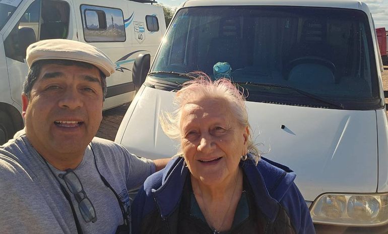 Omar con Ana, la abuela de 75 que la rompe y viaja sola en motorhome.