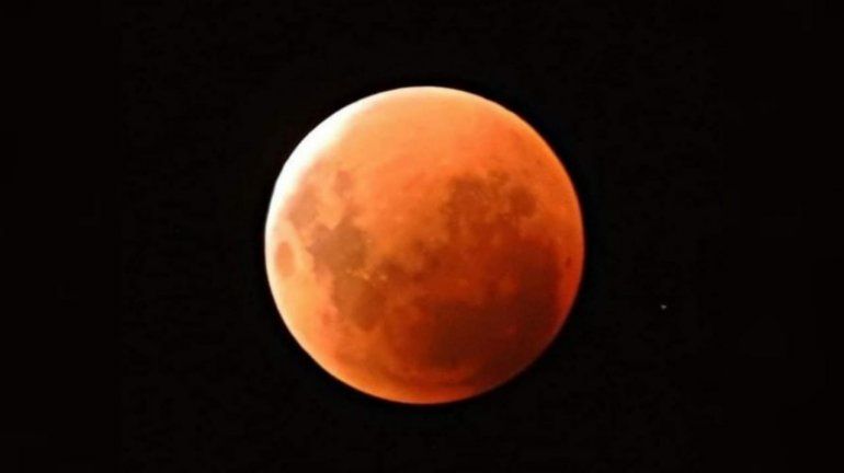 Así se vio el eclipse total de la luna roja en Cipolletti