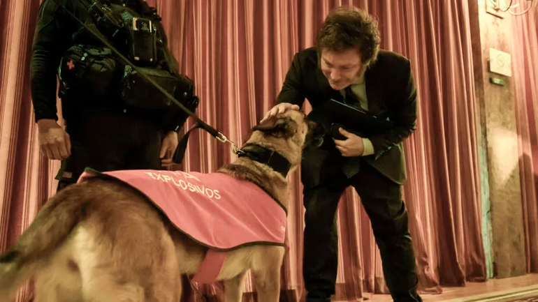 Milei no saludó al niño pero si al perro.&nbsp;