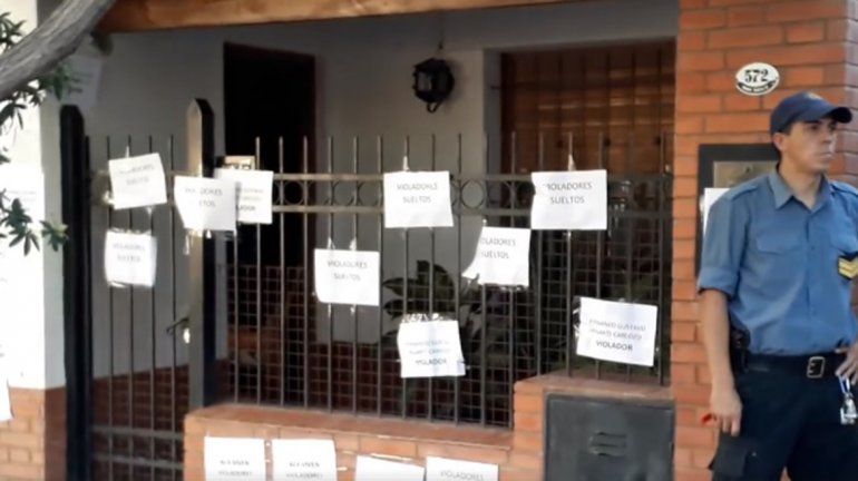 Escracharon la casa del acusado de violar a un chico de 20 años en Roca