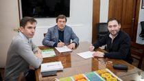 Alberto Weretilneck y Marcelo Román firmaron el acuerdo del bono petrolero para Allen.