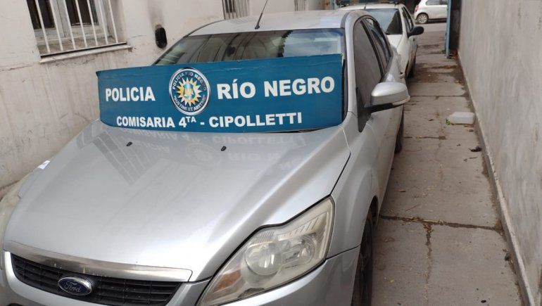 Paseaban por la ciudad en un auto robado y los atrapó la Policía 