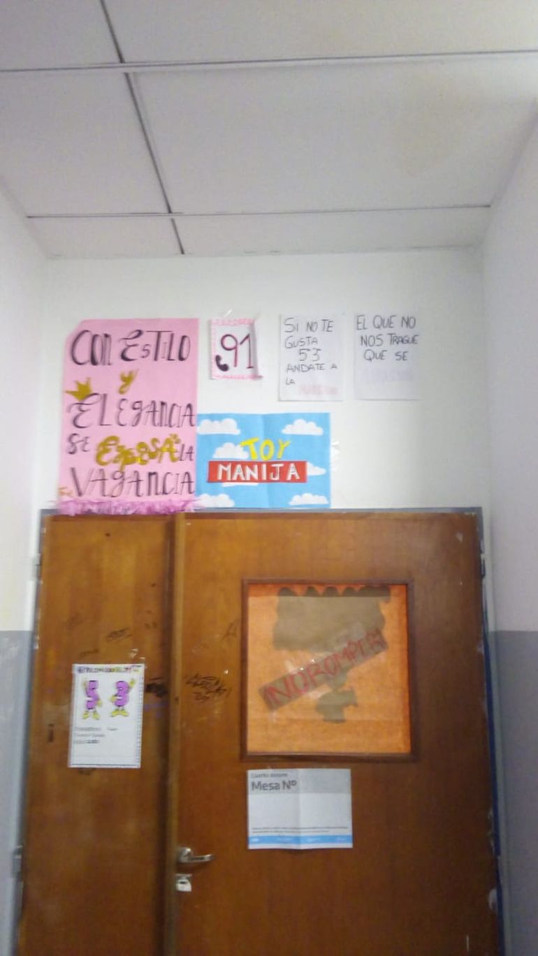 Los carteles de los estudiantes en el ingreso al aula del 71. 