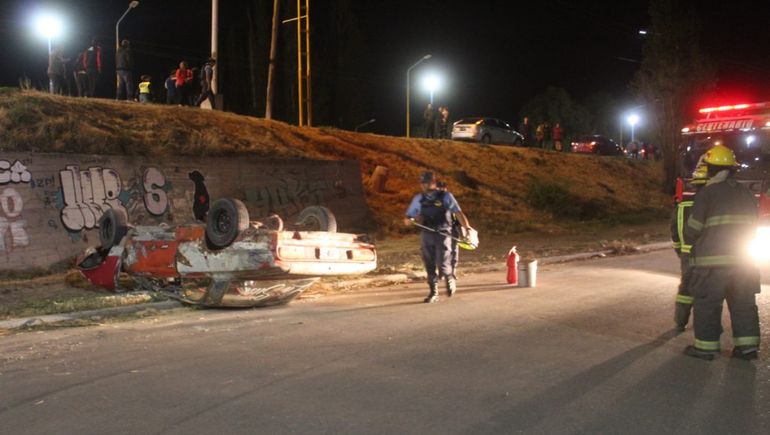 Se salvó de milagro: un borracho despistó su auto y cayó por un barranco