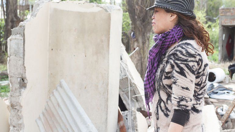 Yanina no ocultó su tristeza al ver cómo la casa en la que vivió años se convirtió en una montaña de escombros.&nbsp;