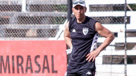 Gustavo Coronel en su primera práctica al frente del plantel de Cipolletti. Su ciclo parte desde la última posición.