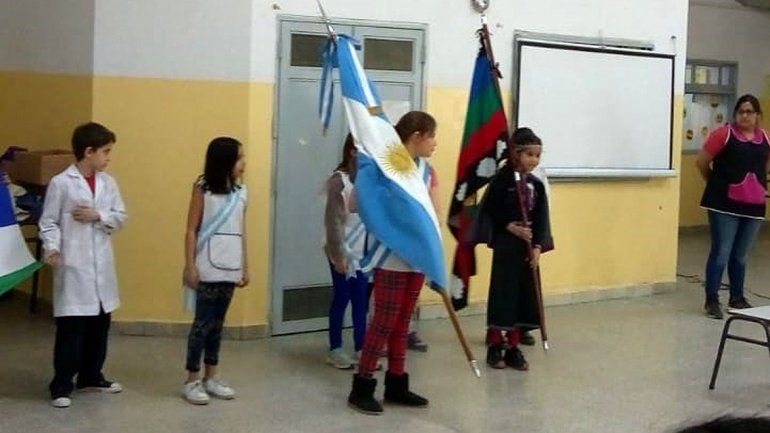 Una alumna prometió lealtad a la bandera mapuche en una escuela de Cipolletti