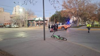 La mujer permaneció media hora a la espera de la ambulancia y la policía y personal de Tránsito la acompañaron y protegieron del frío con una manta. La mujer permaneció media hora a la espera de la ambulancia y la policía y personal de Tránsito la acompañaron y protegieron del frío con una manta.