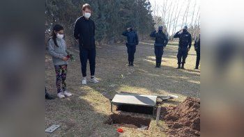 despiden con honores a perrito que vivia en una comisaria de roca