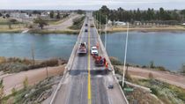 Una panorámica del puente que une Río Negro con La Pampa sobre la ruta 22. Siguen los trabajos y las restricciones.