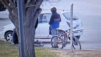 Las cámaras del 911 sorprendieron a los jóvenes cuando recibían el paquete de marihuana. Los atraparon cuando intentaron escapar hacia Neuquén en bicicleta. 