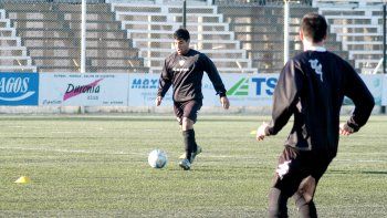 Lucas Mellado, quien cumplió con la sanción por amarillas, reaparecerá en el equipo como marcador central.