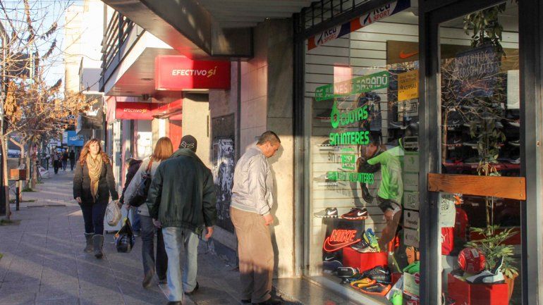 Comercios se unen por Whatsapp para vender