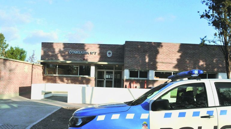 La Policía de Plottier se encuentra trabajando en el lugar del hallazgo del cuerpo.
