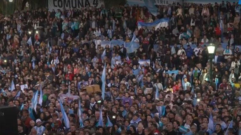 Parte dela militancia que concurrió al Parque Lezama a escuchar a CFK.