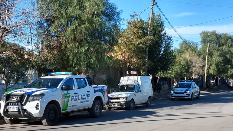 Más de 20 allanamientos se realizaban en Roca por el homicidio de Julián Dobra. 