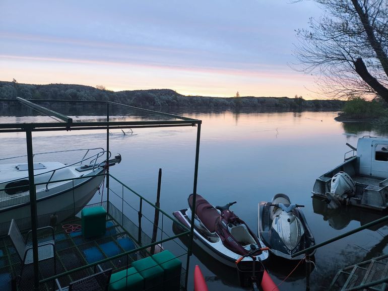 El lugar también cuenta con una laguna habitada por más de 20 especies de aves. El lugar también cuenta con una laguna habitada por más de 20 especies de aves.