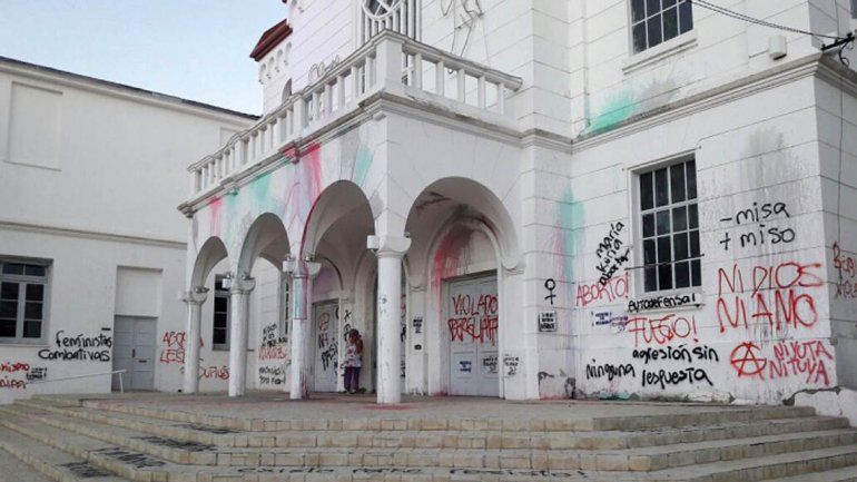 El sacerdote de Roca indignado por mujeres que hicieron toples en la marcha