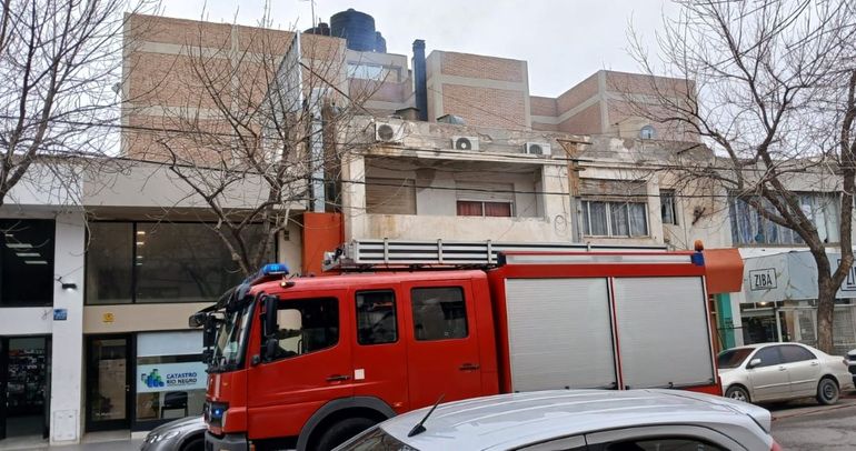 Una dotación de bomberos acudió al incendio desatado en el parripollo de Miguel Muñoz casi San Martín. 