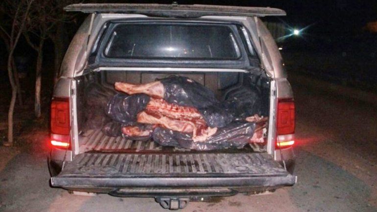Parte de la carga era transportada en una camioneta del sindicato petrolero.