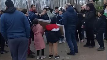 El funcionario municipal Marcelo Cifuentes asistió a la manifestación y recibió todas las críticas de los vecinos. 