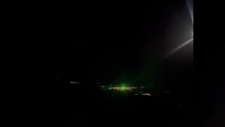 Uno de los cuatro destellos del puntero láser contra el vuelo de Aerolíneas Argentinas a Neuquén (Foto Gentileza)