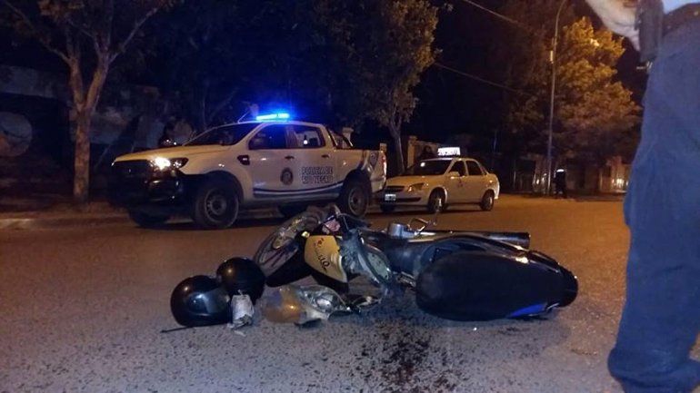 Chocó a una moto en la que iba una mujer y su hijito y se escapó