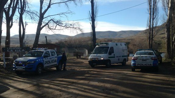 Personal policial y la ambulancia del hospital de la localidad trabajando en la costa del río Chimehuín.