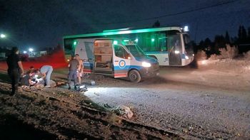 La policía y una ambulancia debió concurrir al barrio Río Sol para auxiliar a la pareja embestida por la moto.&nbsp;