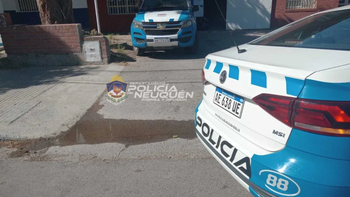 un policia cuidaba a una victima de violencia de genero y fue apunalado