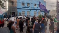 La marcha feminista se detuvo frente a la Comisaría Cuarta, donde se manifestaron y arrojaron globos con pintura que estallaron contra el frente del edificio. 