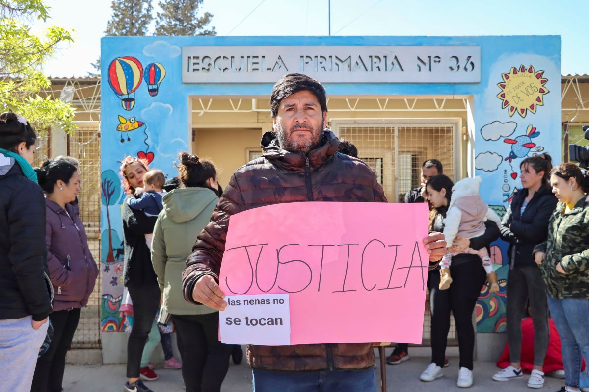 Pares y madres se manifestaron en la Escuela 36 de Ferri. Foto: Anahí Cárdena.