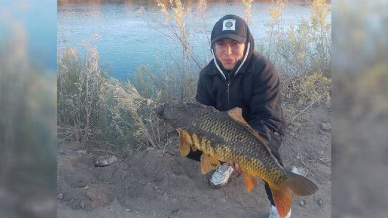 El canal principal se convierte en un lugar privilegiado de pesca cuando se corta el riego. Vecinos de las ciudades del Alto Valle se vuelcan en busca de peyerreyes