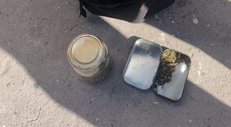 Un hincha intentó entrar con marihuana a la tribuna y lo pescaron.