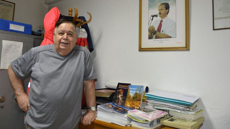 En su despacho empresario, junto con libros y otros textos, Pascual Marrazzo no pierde el entusiasmo y trata de seguir adelante. Para él, la edad no importa. Octogenario, no para en buscar respuestas a un duro presente industrial.