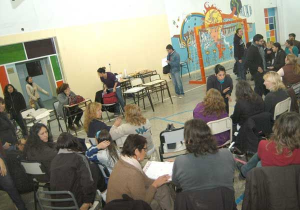 Docentes autoconvocados rechazan resoluciones oficiales