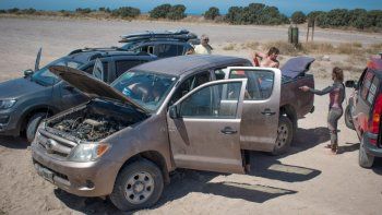 La camioneta fue prácticamente desvalijada. La camioneta fue prácticamente desvalijada.