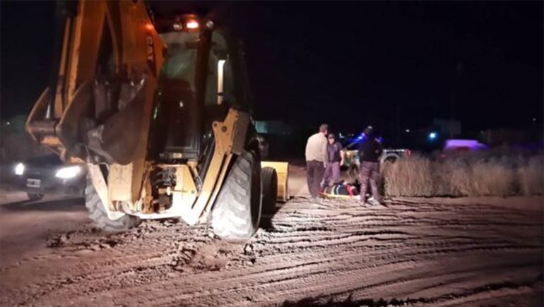 Caminaba a su casa mientras usaba su teléfono y lo atropelló una máquina vial