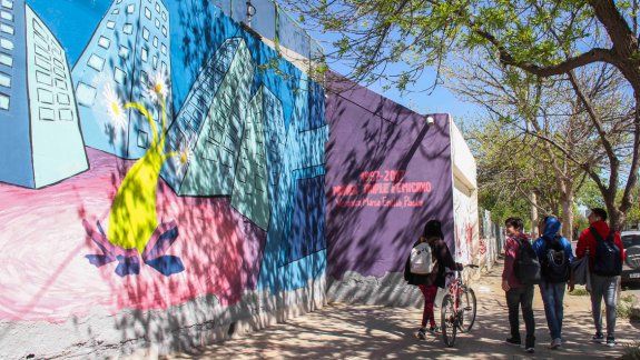 El mural se encuentra en un paredón ubicado en la esquina de las calles Belgrano y Brown, en la Escuela 258.