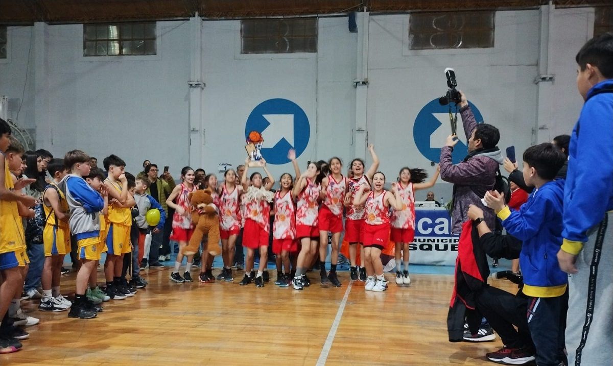 Las chicas de Escuela Municipal Cipolletti y su festejo por haber ganado la Copa de Oro. Fotos: gentileza Manantial Deportivo&nbsp;