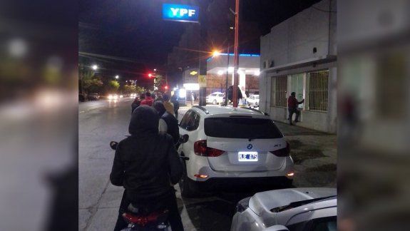 Llegó algo de nafta YPF a Cipolletti y se agotó en pocas horas