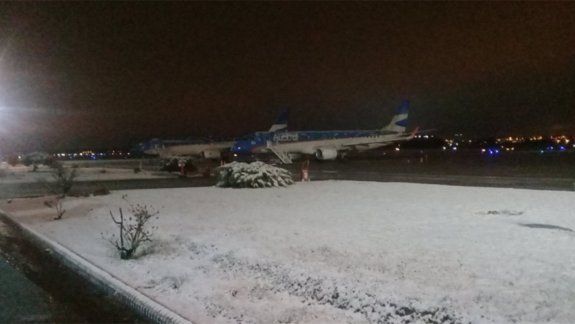 Demoras en los vuelos en Neuquén por el temporal de lluvia y nieve