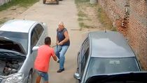 relatos salvajes: ex comisario ataco con una barreta y una pistola a un mecanico relatos salvajes: ex comisario ataco con una barreta y una pistola a un mecanico