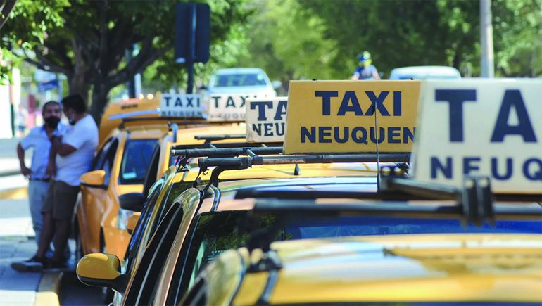 Se tomó un taxi de Neuquén a Roca, no le pagó al conductor y terminaron a las piñas