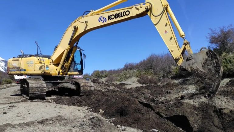La máquina de Vialidad Nacional trabajaba en cunetas de la ruta 40 cerca de la localidad de El Foyer cuando se produjo el incidente que afectó un cable de internet de ARSAT.