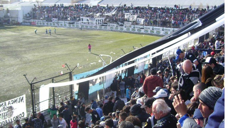 La gente en las tribunas